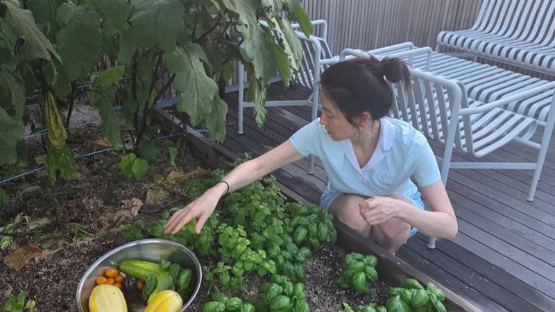女神變農婦！54歲巨星「嫁大20歲企業家淡出」　隱居鄉下「素顏種地挖菜」畫面曝光：最美農婦❤️