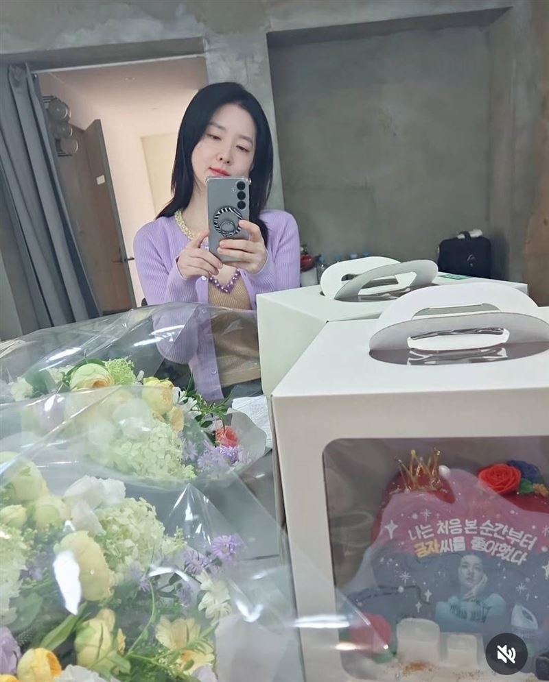 女神變農婦！54歲巨星「嫁大20歲企業家淡出」　隱居鄉下「素顏種地挖菜」畫面曝光：最美農婦❤️