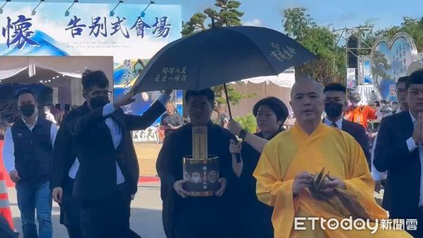 顏清標痛哭「今天是他的告別式」：在天之靈會保佑大家