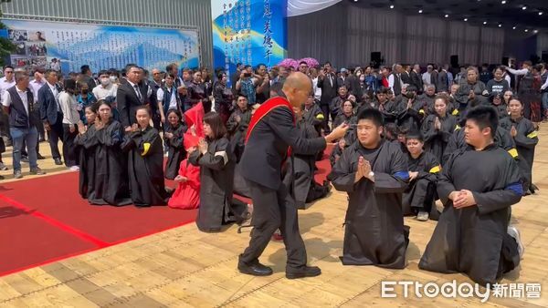 顏清標痛哭「今天是他的告別式」：在天之靈會保佑大家
