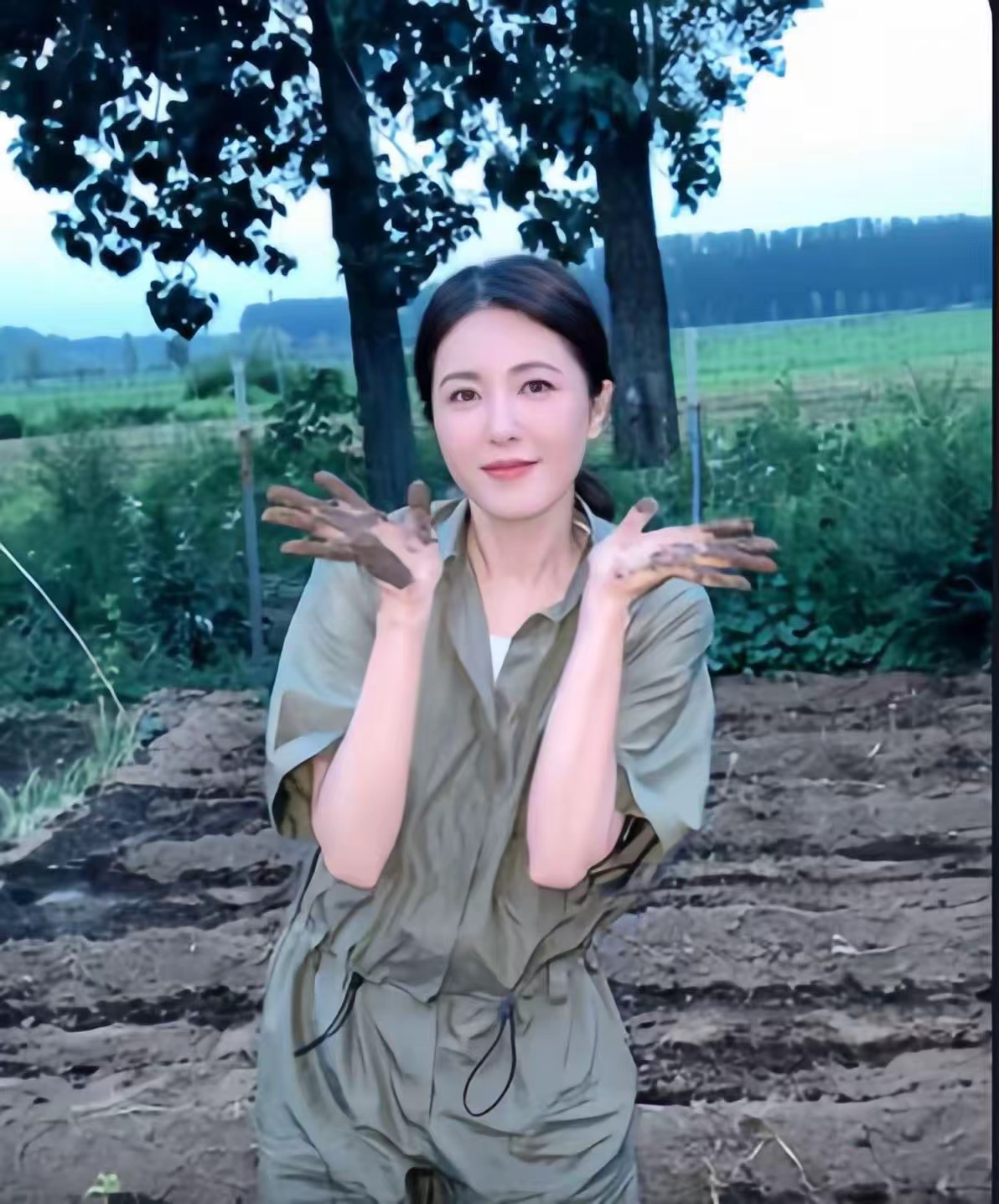 48歲依舊不婚不生！大咖女星「決定回鄉下辛苦務農」　巨星光環不再「拿斧頭狼狽幹活」引議論