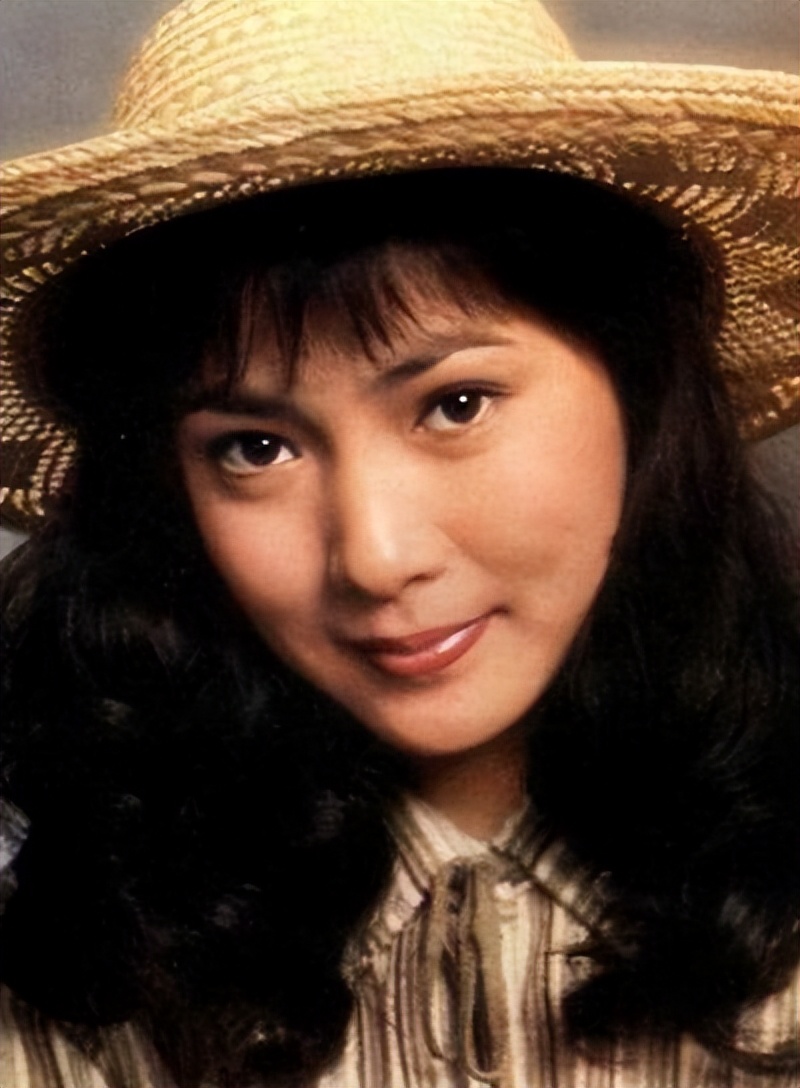 曾是情場浪子！68歲資深男星「紗布包腿坐輪椅」白髮憔悴　網搖頭「當年風光全失」：都是報應...