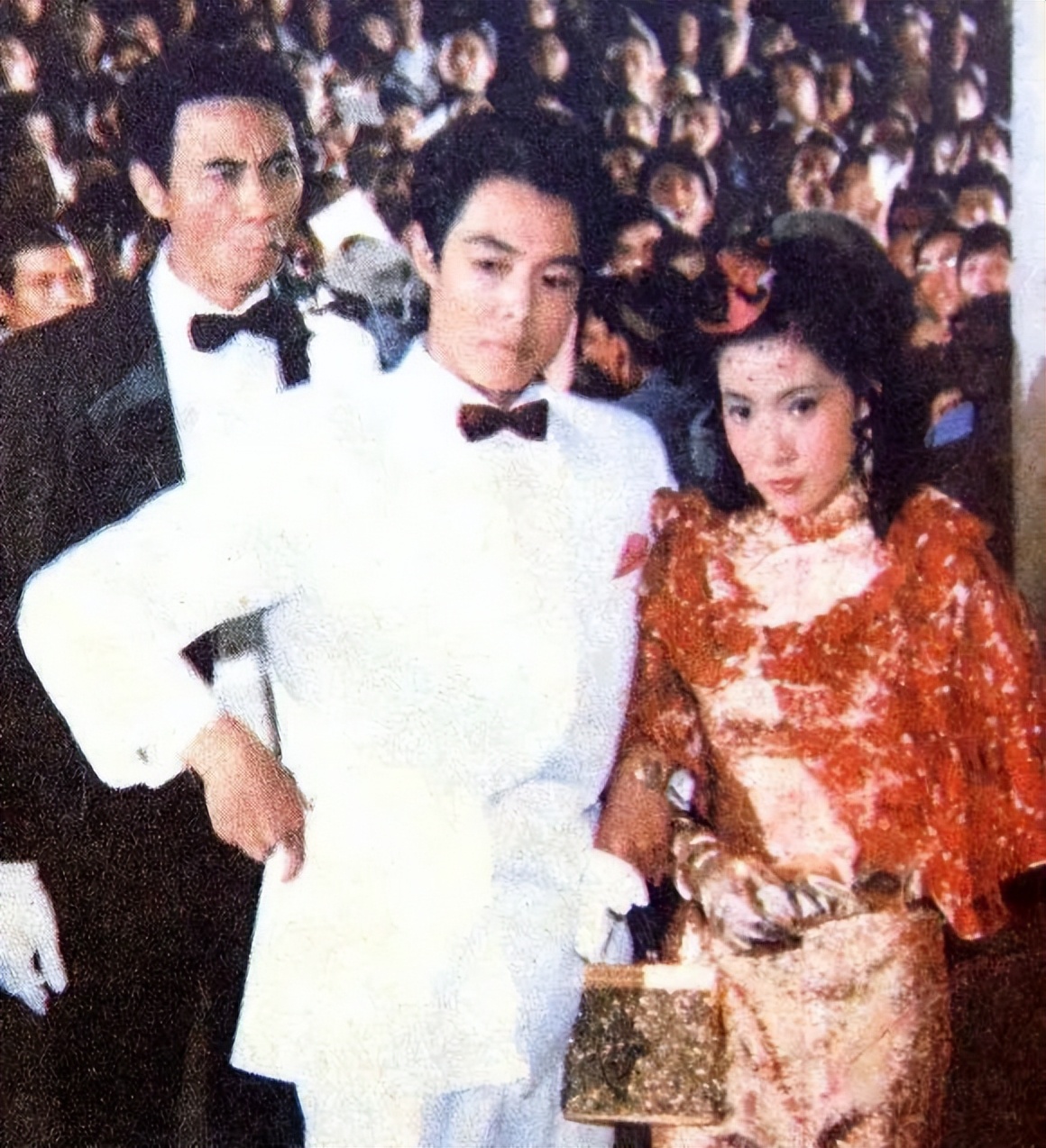 曾是情場浪子！68歲資深男星「紗布包腿坐輪椅」白髮憔悴　網搖頭「當年風光全失」：都是報應...