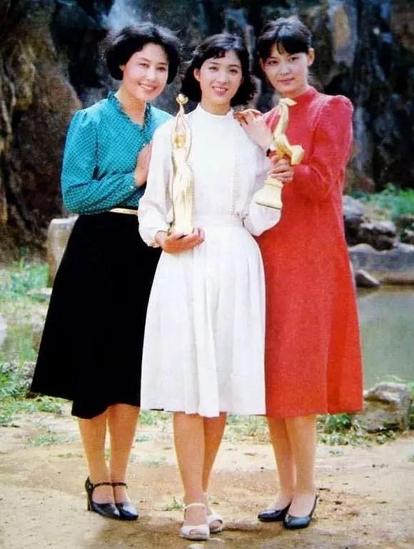曾是情場浪子！68歲資深男星「紗布包腿坐輪椅」白髮憔悴　網搖頭「當年風光全失」：都是報應...