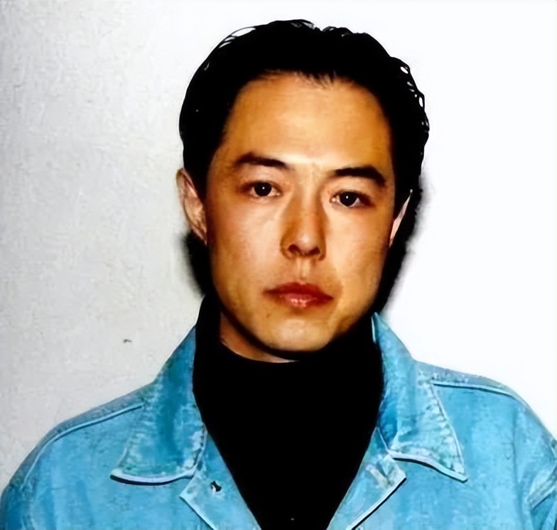 曾是情場浪子！68歲資深男星「紗布包腿坐輪椅」白髮憔悴　網搖頭「當年風光全失」：都是報應...