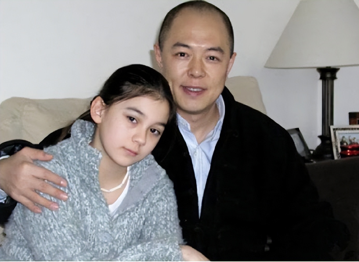 曾是情場浪子！68歲資深男星「紗布包腿坐輪椅」白髮憔悴　網搖頭「當年風光全失」：都是報應...