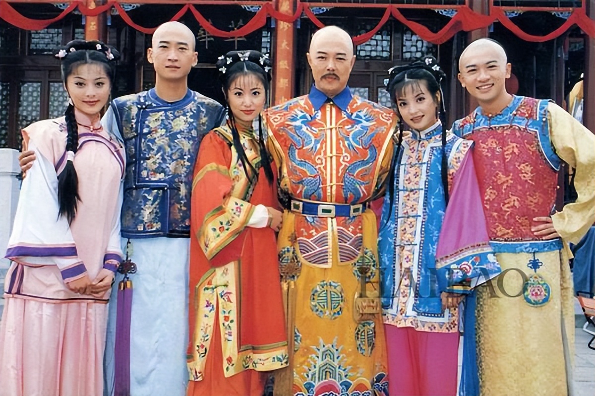 曾是情場浪子！68歲資深男星「紗布包腿坐輪椅」白髮憔悴　網搖頭「當年風光全失」：都是報應...