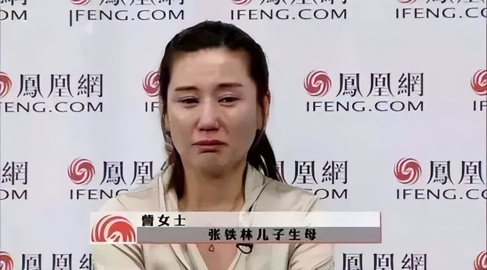 曾是情場浪子！68歲資深男星「紗布包腿坐輪椅」白髮憔悴　網搖頭「當年風光全失」：都是報應...