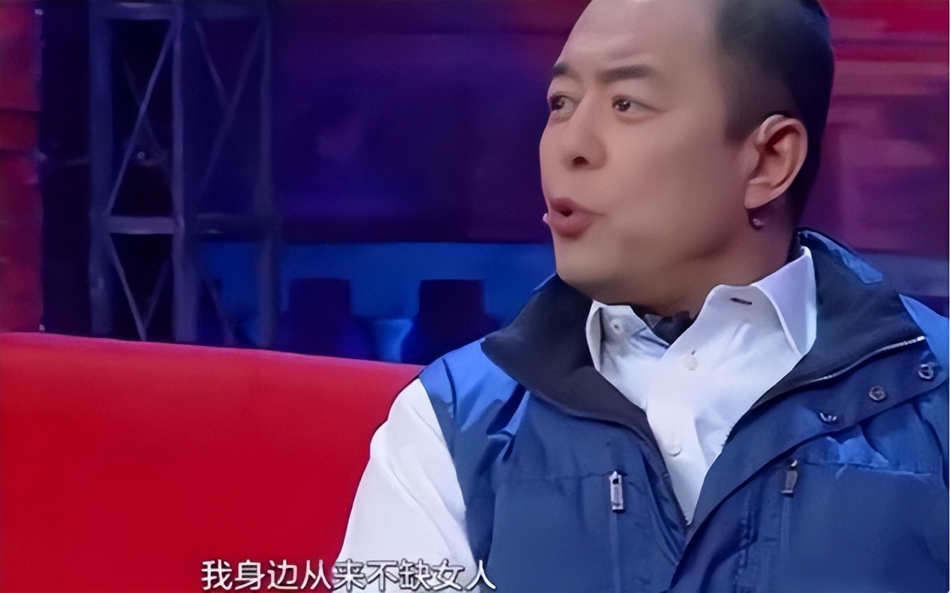 曾是情場浪子！68歲資深男星「紗布包腿坐輪椅」白髮憔悴　網搖頭「當年風光全失」：都是報應...