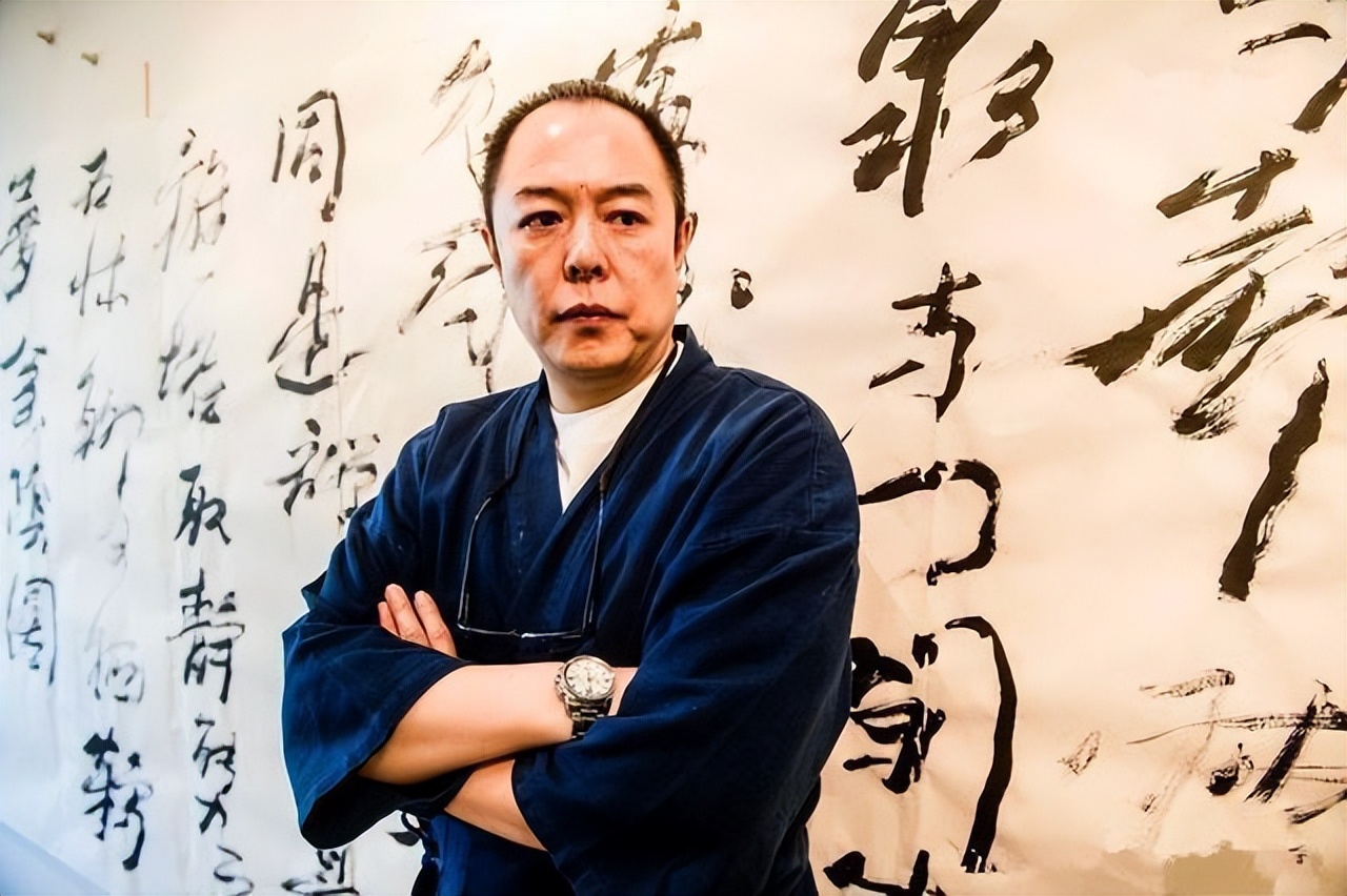 曾是情場浪子！68歲資深男星「紗布包腿坐輪椅」白髮憔悴　網搖頭「當年風光全失」：都是報應...