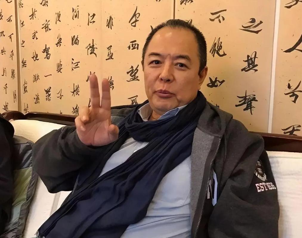 曾是情場浪子！68歲資深男星「紗布包腿坐輪椅」白髮憔悴　網搖頭「當年風光全失」：都是報應...