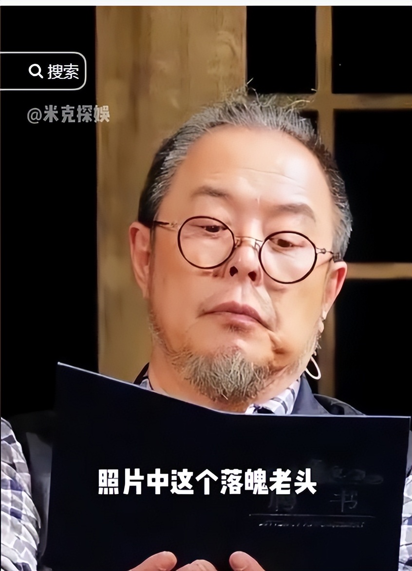 曾是情場浪子！68歲資深男星「紗布包腿坐輪椅」白髮憔悴　網搖頭「當年風光全失」：都是報應...