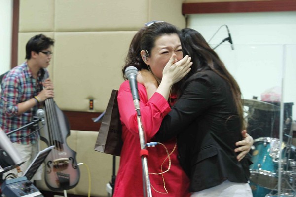 58歲玉女歌后痛哭「最愛的她過世」！不捨「肝臟、淋巴全都是」：開刀也沒救