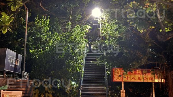 才剛停班停課！學生夜遊西子灣「驚見男屍」　手機調查「生前傳訊給她」