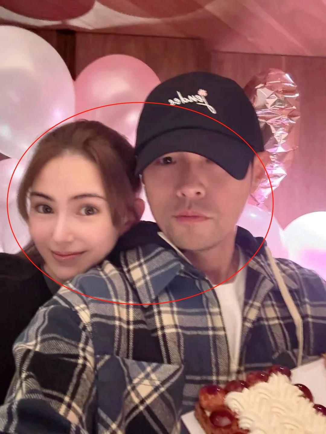 周杰倫為老婆甜慶生32歲！合照見「一亮點」網瘋猜：有第４胎了？