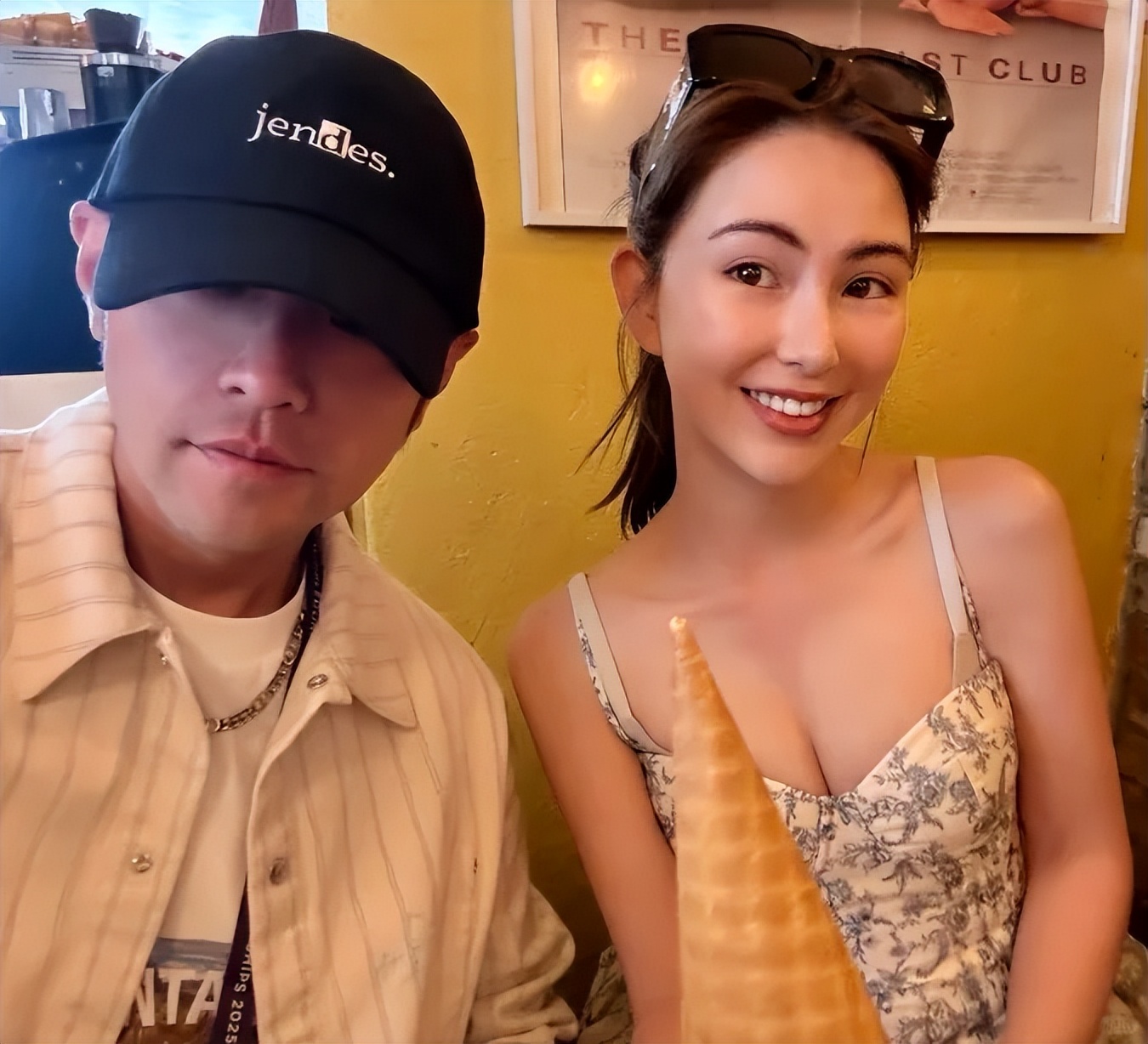 周杰倫為老婆甜慶生32歲！合照見「一亮點」網瘋猜：有第４胎了？