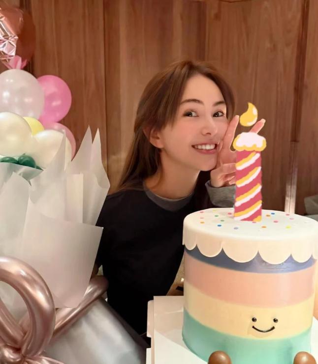 周杰倫為老婆甜慶生32歲！合照見「一亮點」網瘋猜：有第４胎了？