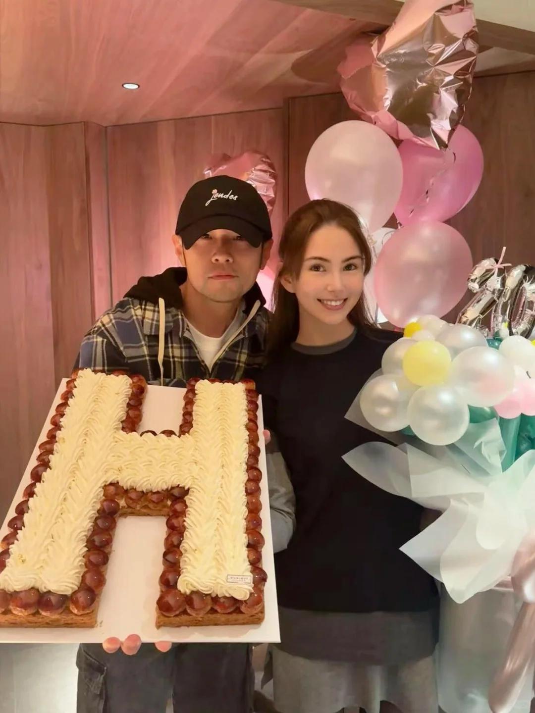 周杰倫為老婆甜慶生32歲！合照見「一亮點」網瘋猜：有第４胎了？