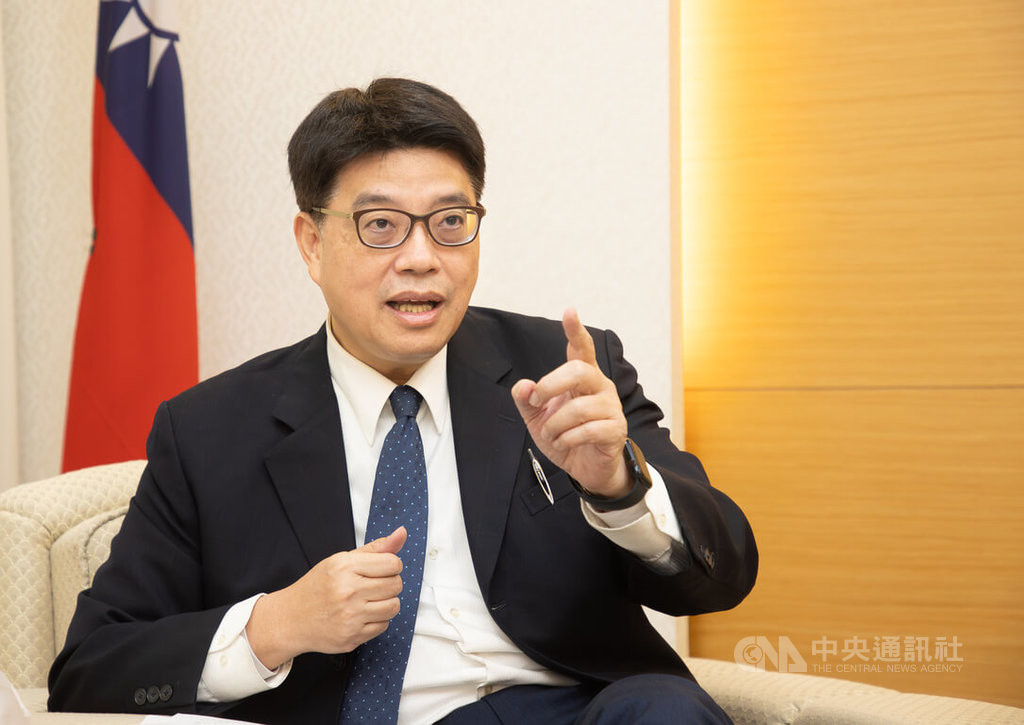 歐陽娜娜舔共「恐遭懲處」？20多名台灣藝人「全被調查」嚇傻：沒那意思、不曉得