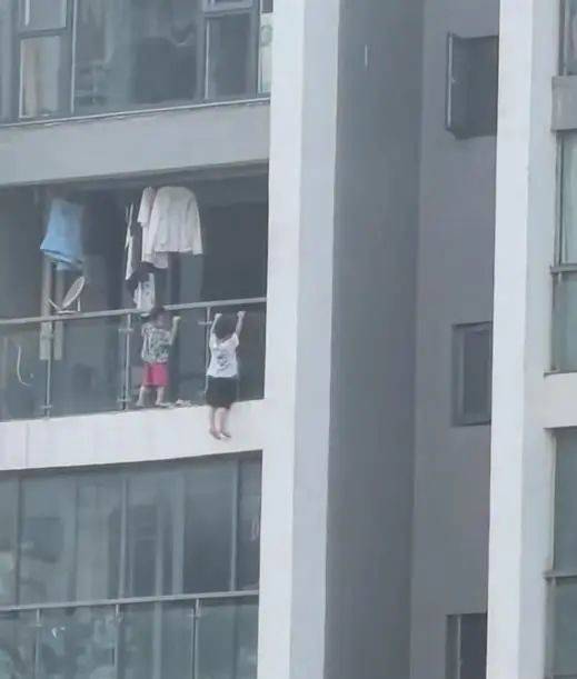 驚見兩幼童「掛13樓陽台外」！還開心抓玻璃「引體向上」後續曝光