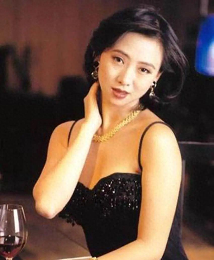 暑假巧遇明星！56歲資深女星「現身主題樂園」照片曝光　網見1細節驚：「經濟出狀況了？」