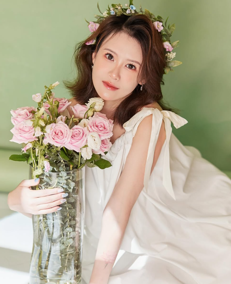 暑假巧遇明星！56歲資深女星「現身主題樂園」照片曝光　網見1細節驚：「經濟出狀況了？」