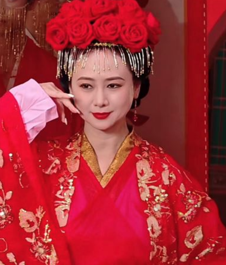 暑假巧遇明星！56歲資深女星「現身主題樂園」照片曝光　網見1細節驚：「經濟出狀況了？」