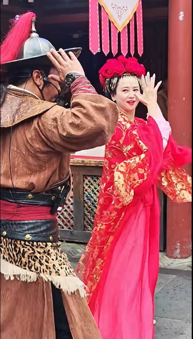 暑假巧遇明星！56歲資深女星「現身主題樂園」照片曝光　網見1細節驚：「經濟出狀況了？」