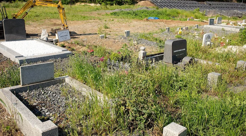 過世百日未安葬！子女搶富商亡父「火化V.S土葬」遺體孤躺冰櫃　靈前女兒「擲出4聖杯」：爸說話了