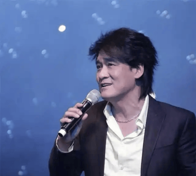 昔堪比四大天王！64歲台灣歌王「頂大肚腩開唱」身材大走樣　一開口「酸民全閉嘴了」：還是那個味道～