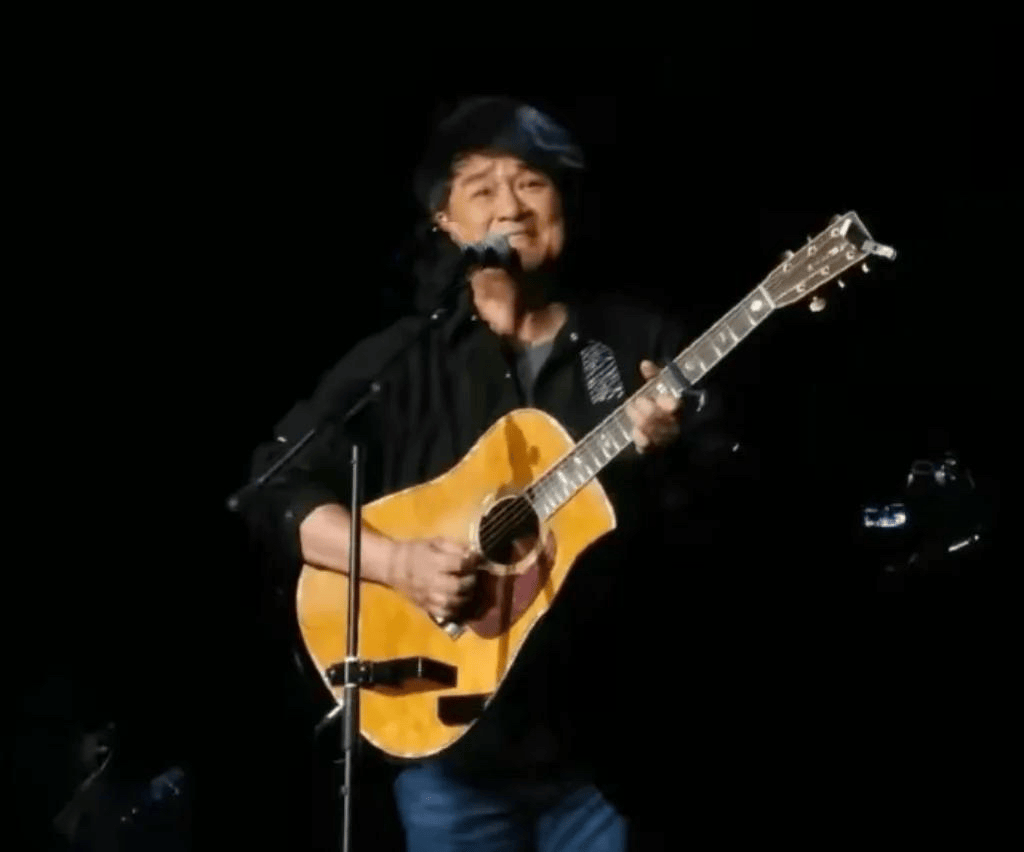 昔堪比四大天王！64歲台灣歌王「頂大肚腩開唱」身材大走樣　一開口「酸民全閉嘴了」：還是那個味道～