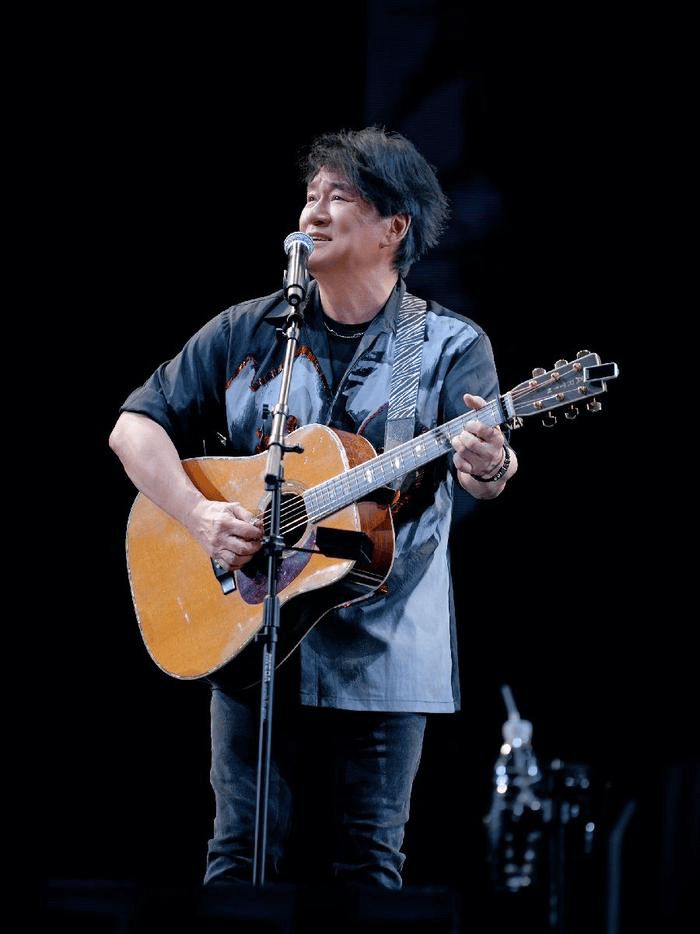 昔堪比四大天王！64歲台灣歌王「頂大肚腩開唱」身材大走樣　一開口「酸民全閉嘴了」：還是那個味道～