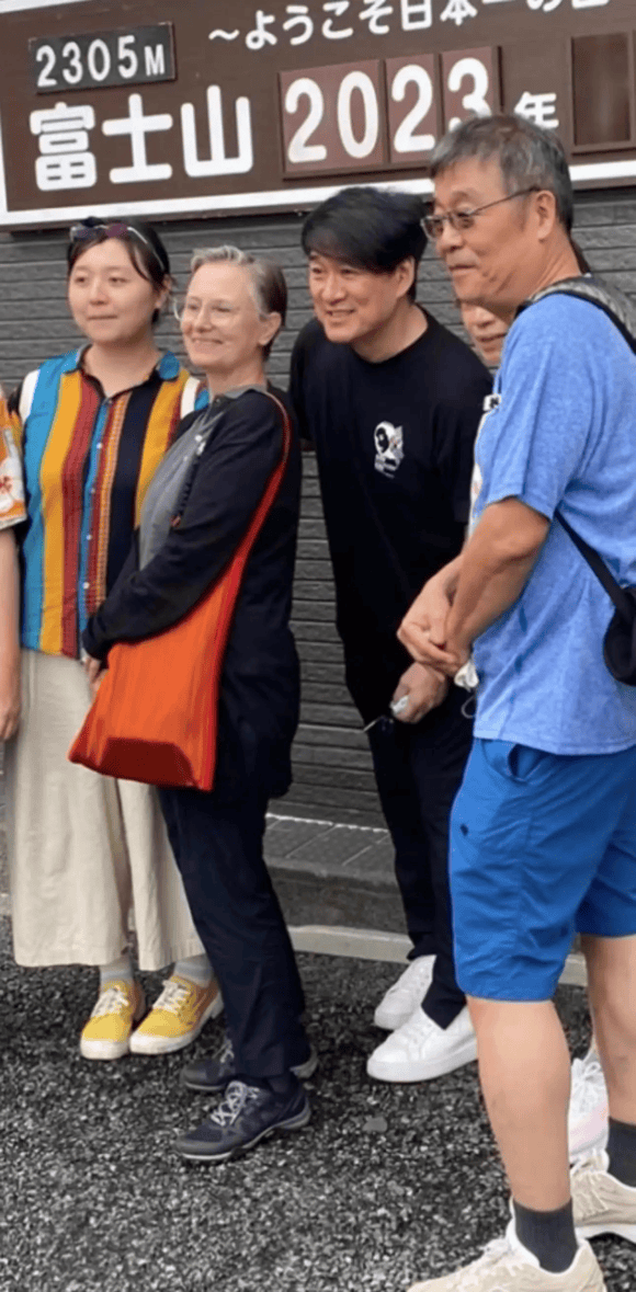 昔堪比四大天王！64歲台灣歌王「頂大肚腩開唱」身材大走樣　一開口「酸民全閉嘴了」：還是那個味道～
