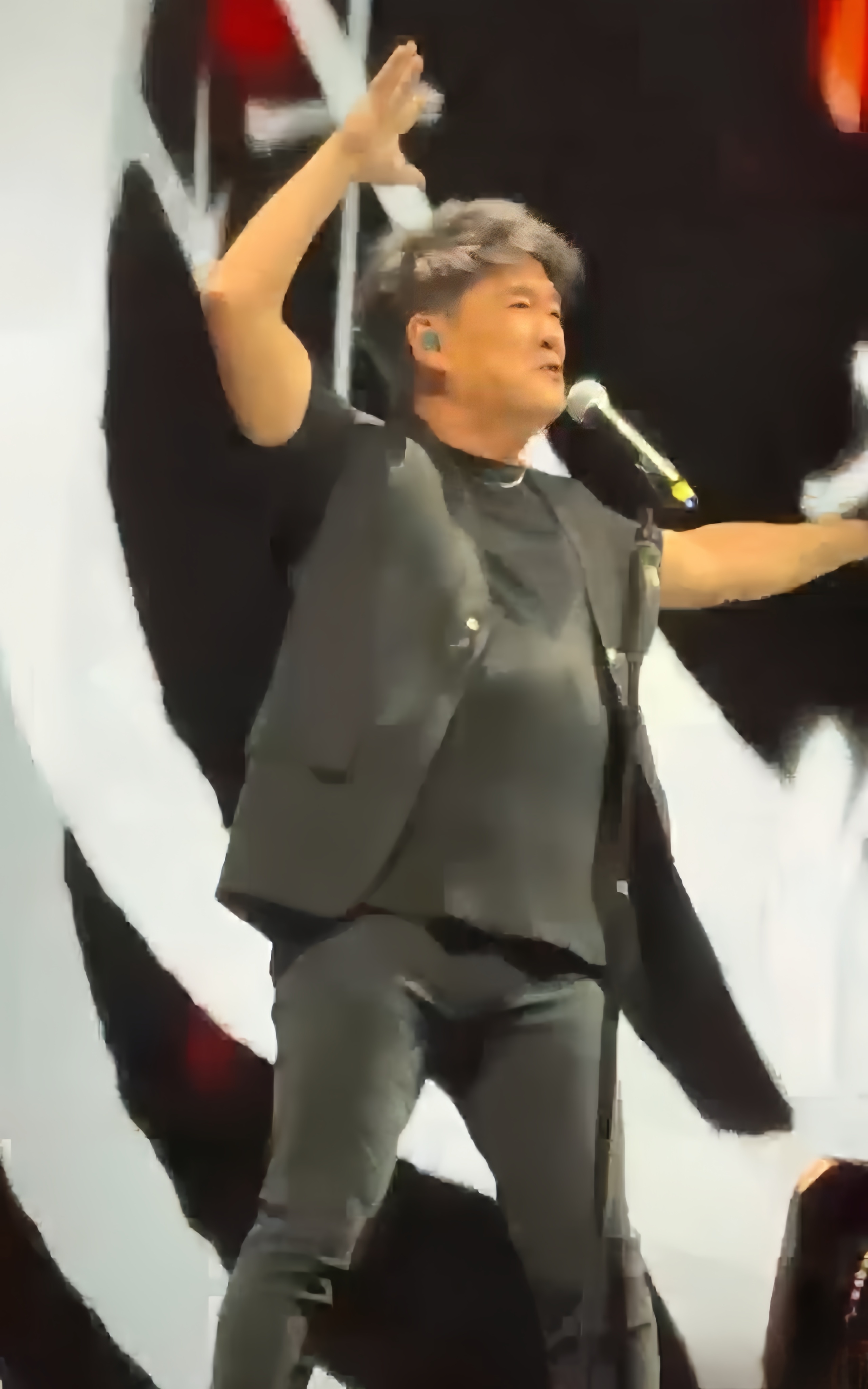 昔堪比四大天王！64歲台灣歌王「頂大肚腩開唱」身材大走樣　一開口「酸民全閉嘴了」：還是那個味道～