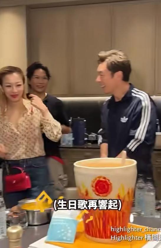 原諒老公偷吃閨蜜！53歲天后「甜蜜為尪慶生」　驚喜「送出5大禮」網看哭：用情太深