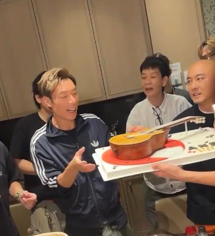 原諒老公偷吃閨蜜！53歲天后「甜蜜為尪慶生」　驚喜「送出5大禮」網看哭：用情太深