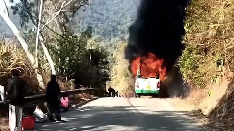 公車驚傳爆炸！燒到只剩骨架「死傷人數曝光」　釀禍原因「來自一名乘客」