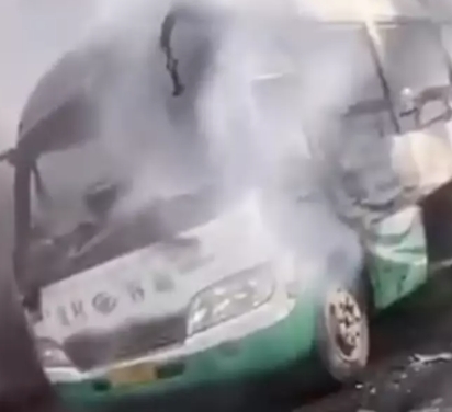 公車驚傳爆炸！燒到只剩骨架「死傷人數曝光」　釀禍原因「來自一名乘客」