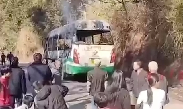 公車驚傳爆炸！燒到只剩骨架「死傷人數曝光」　釀禍原因「來自一名乘客」