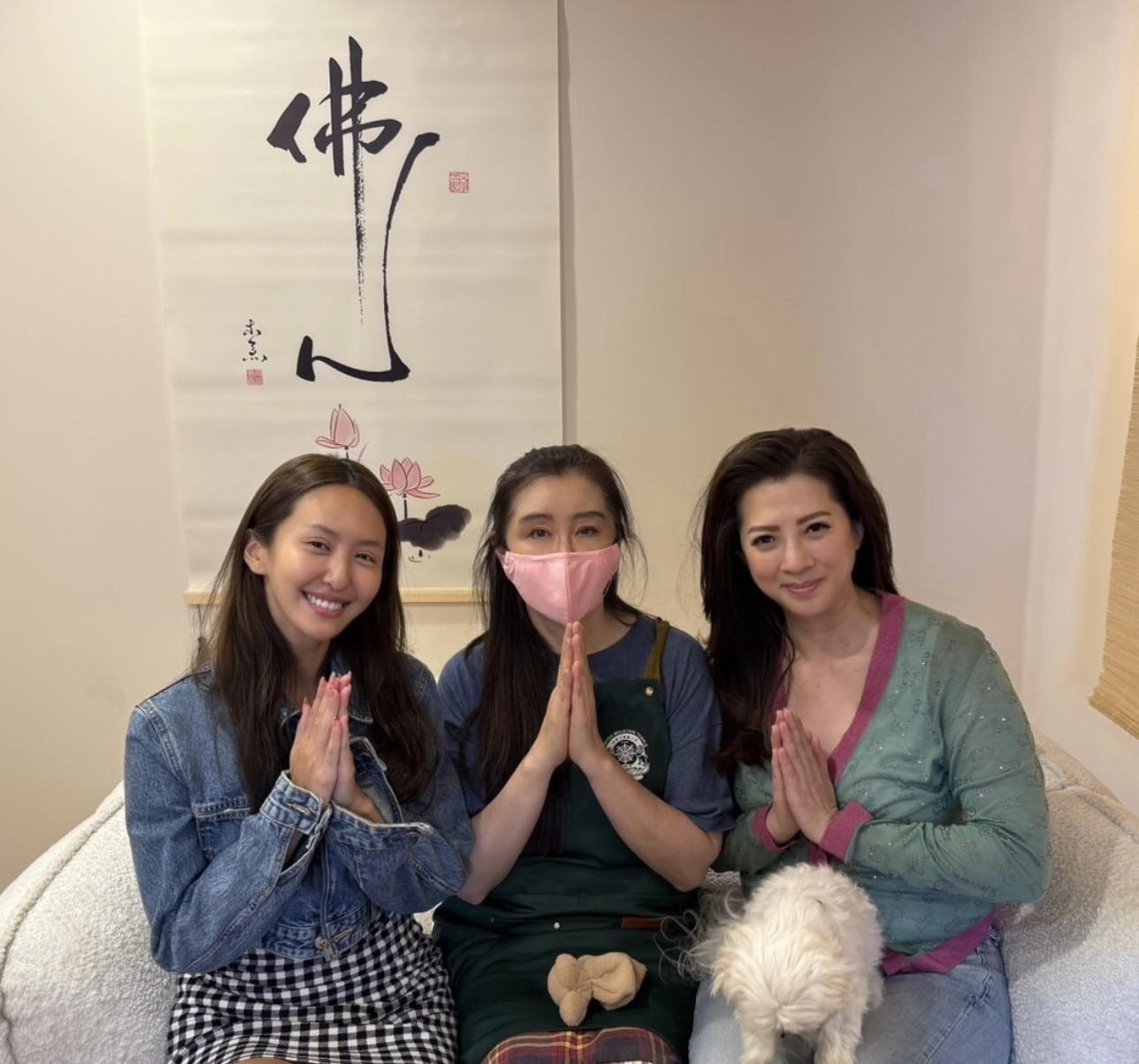 息影後開設艾灸館！2女星前往朝聖「驚喜合體58歲王祖賢」　她興奮PO出「女神私下真面目」：終於可以公開了～