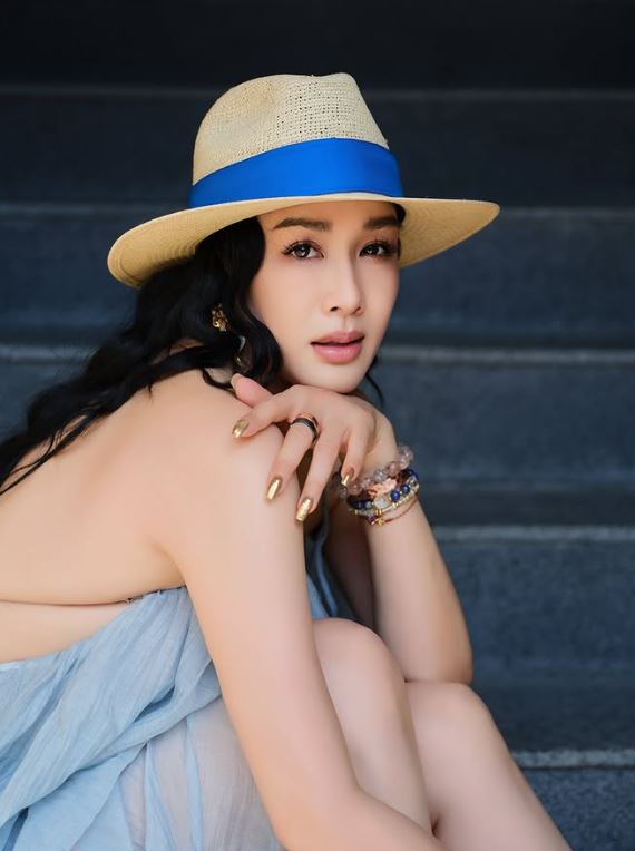性感女星「17歲女兒出事了」緊急動刀治療！她情緒潰堤「曝最新病況」調整行程陪伴
