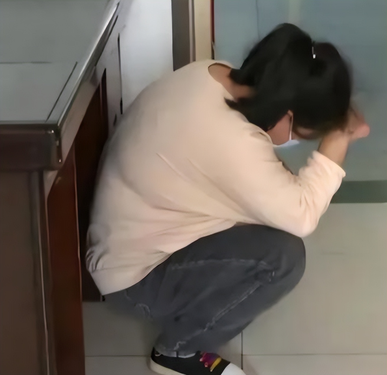 高中沒讀完就輟學！19歲女兒「不顧反對和39歲大叔私奔」　和爸媽斷絕聯絡「10年後突然返家」