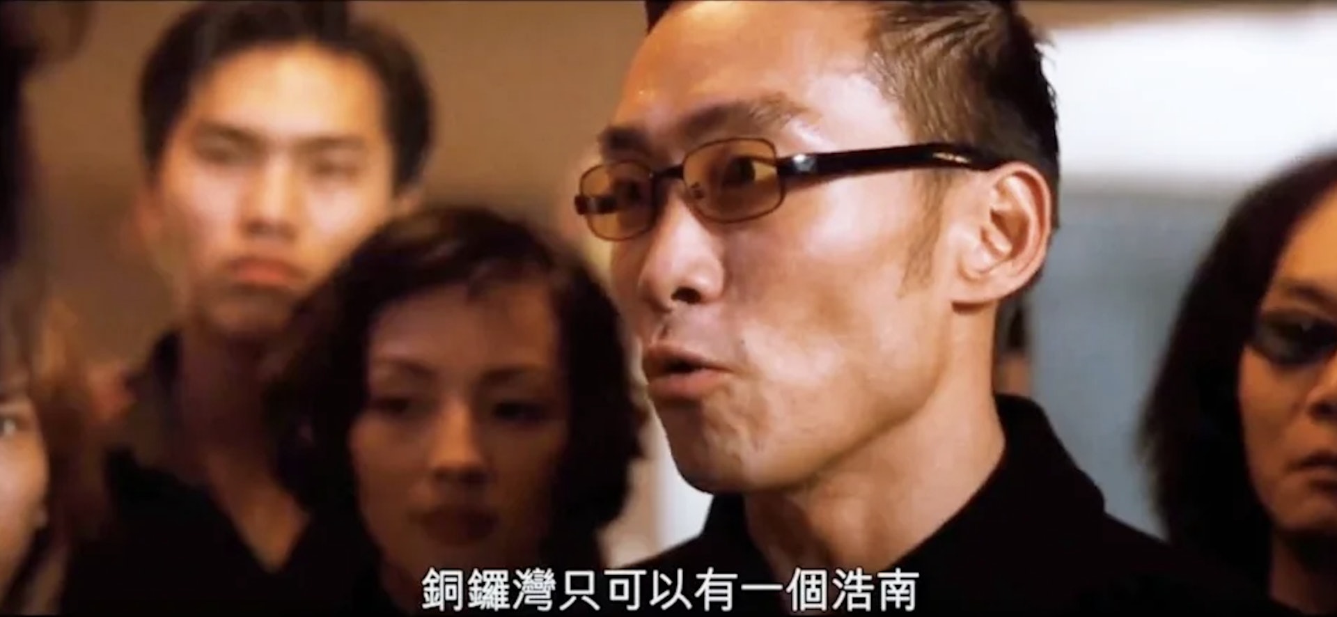 被出軌人財兩失！60歲婚變男星「同行辣妹被拍」疑有新戀情　湊近一看「肌肉撐爆襯衫」：保養太驚人