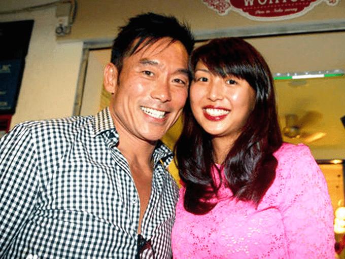被出軌人財兩失！60歲婚變男星「同行辣妹被拍」疑有新戀情　湊近一看「肌肉撐爆襯衫」：保養太驚人