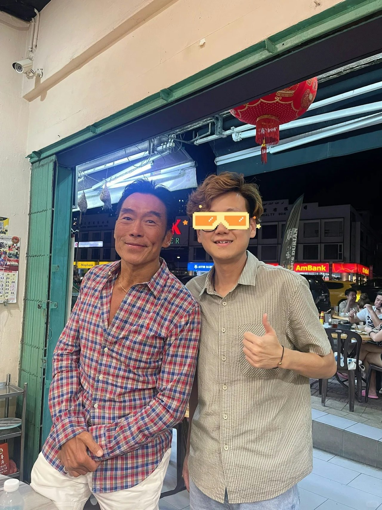 被出軌人財兩失！60歲婚變男星「同行辣妹被拍」疑有新戀情　湊近一看「肌肉撐爆襯衫」：保養太驚人