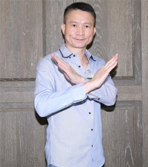 視力僅剩0.025！55歲秦楊「右眼突發失明」最新病況曝光　醫警告「半年內絕對中風」：沒救了