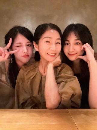 最佳前妻！方文琳離婚19年「前夫依舊牽掛」　當女兒面「大讚她是專業女神」