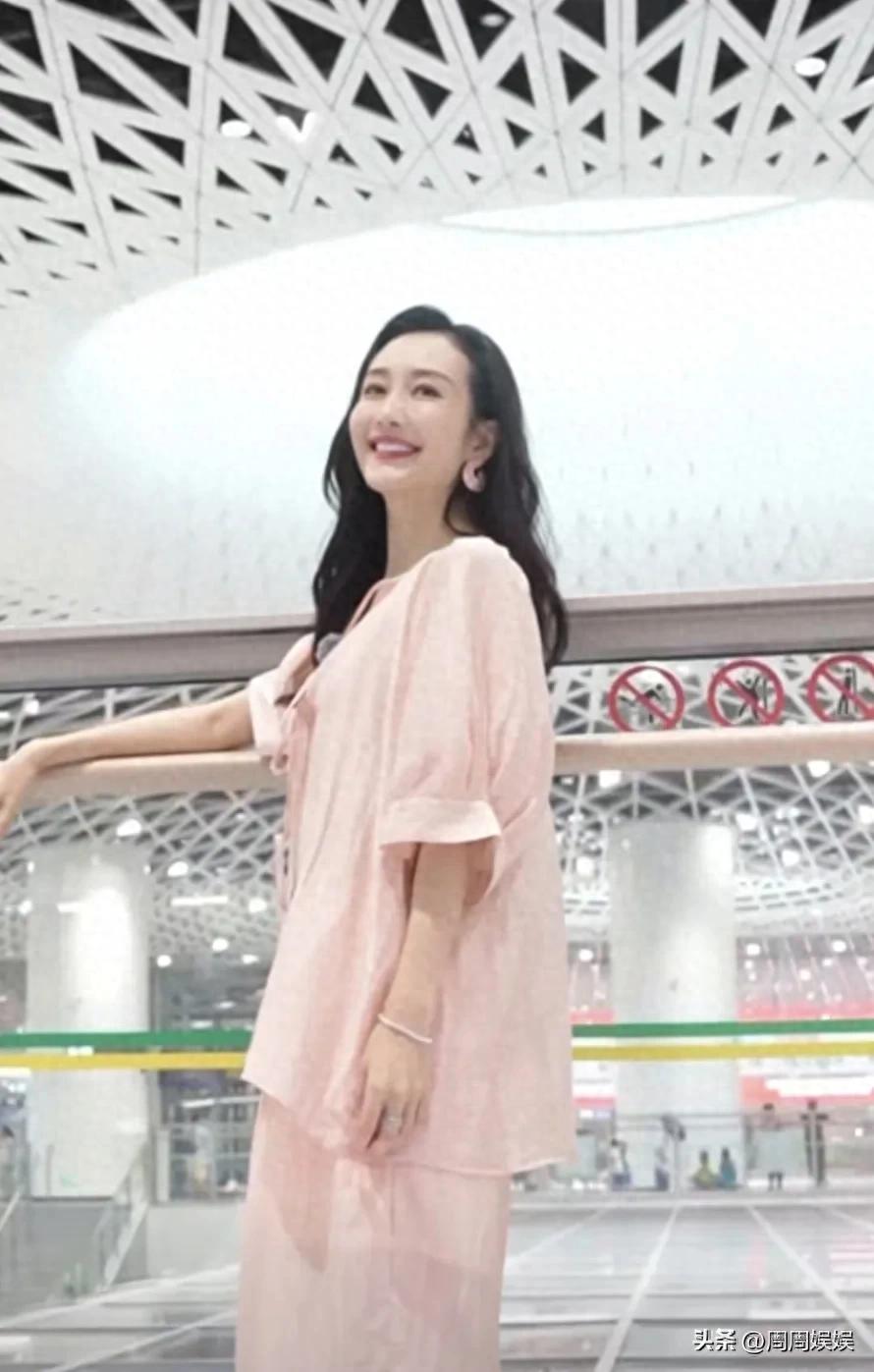 被罵小三多年！資深女星「當年介入影后婚姻」事業陷低潮　近日車站被偶遇「完全看不出已是人母」