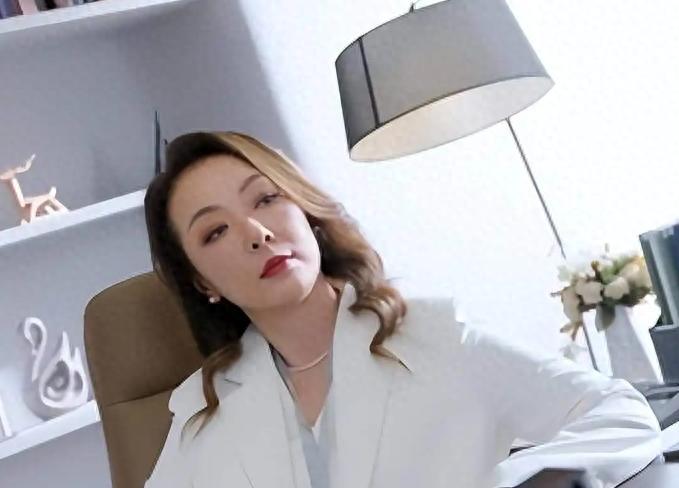 至今未婚未生！56歲知名女星「不演戲反而賺進5間房」 大秀豪宅內部「一個人也能活很好」
