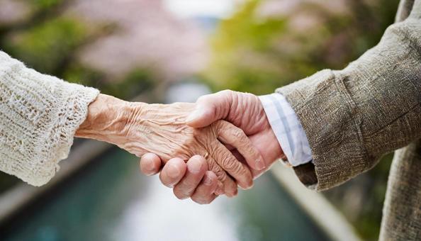 不忍她長期被病痛折磨！92歲老翁「親手勒死91歲妻子」：會在天堂再婚...
